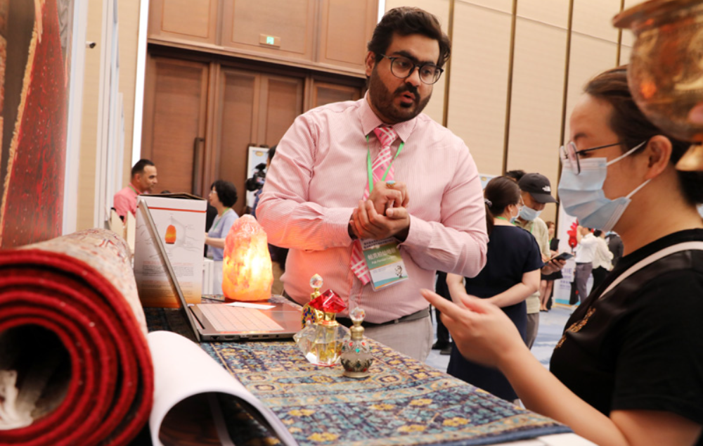 參加第四屆進(jìn)博會(huì)上海招商路演暨消費(fèi)品展區(qū)展前供需對接會(huì)的一名參展企業(yè)工作人員